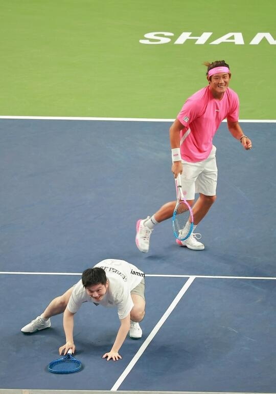 费德勒回归赛场，回归赛场首场状态亮眼，C9观众沸腾！